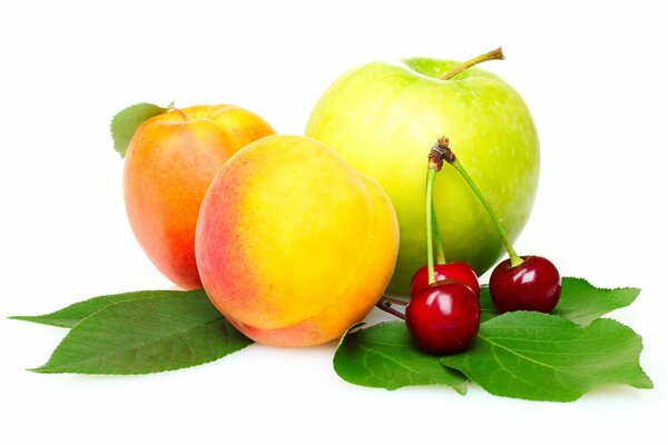 Deliciosos melocotones, manzanas y cerezas sobre un fondo blanco