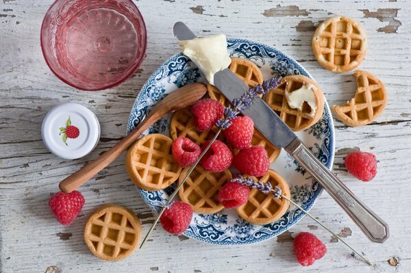 Dessert con waffle e lamponi su un piatto