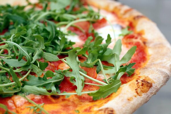 Primo piano della pizza alla rucola