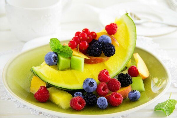 Fruit plate with raspberries and blackberries