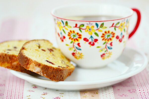 Zitronenkuchen mit einer Tasse Tee