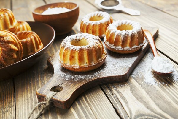 Cupcakes sprinkled with powdered sugar