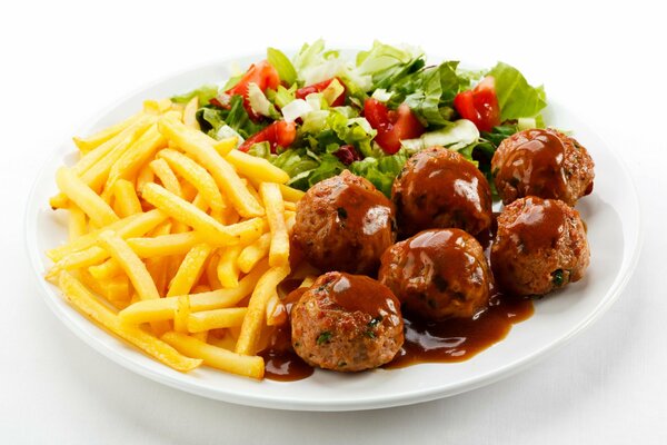 Frites mit Fleischbällchen und Salat