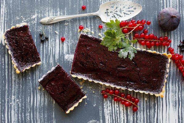 Stillleben. Stücke von Johannisbeerkuchen