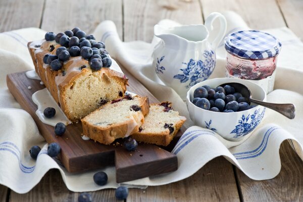 Blueberry Cupcake und Beeren mit Marmelade