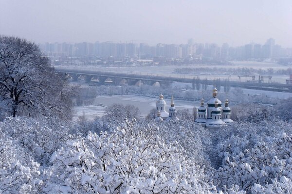 Зимний мост через Днепр в Киеве