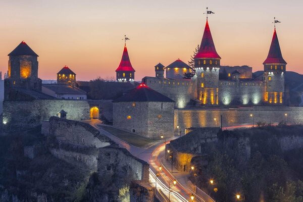 Kamenets-Podolskaya forteresse au coucher du soleil