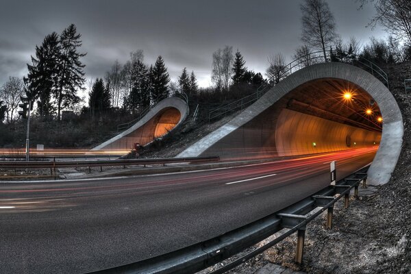 Abendstraße zum Tunnel Industrielandschaft