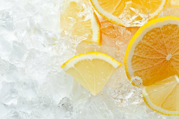 Rodajas de limón y naranja sobre hielo