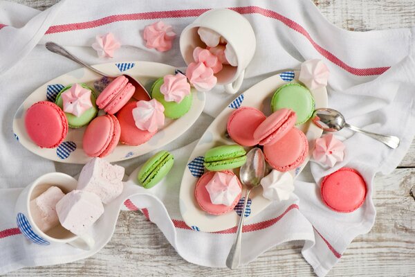 Postre de macarrones, pastas y merengue