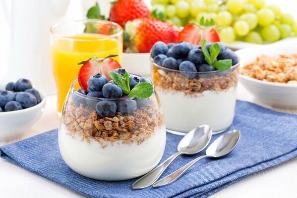 Desserts aus Joghurt Müsli, Blaubeeren, Erdbeeren