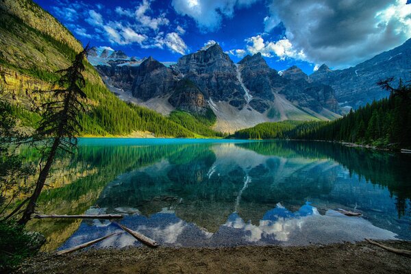 Les montagnes et les nuages se reflètent dans l eau claire du lac de montagne