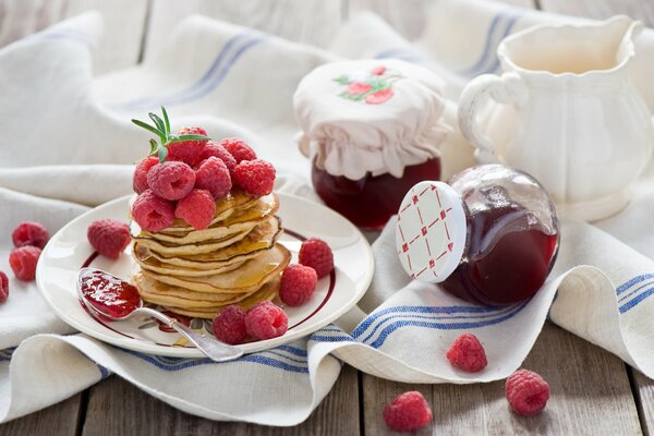 Crêpes avec de la confiture pour le petit déjeuner. Délicieuse collation