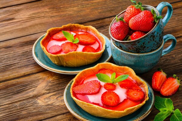 Cake basket with strawberries and cream