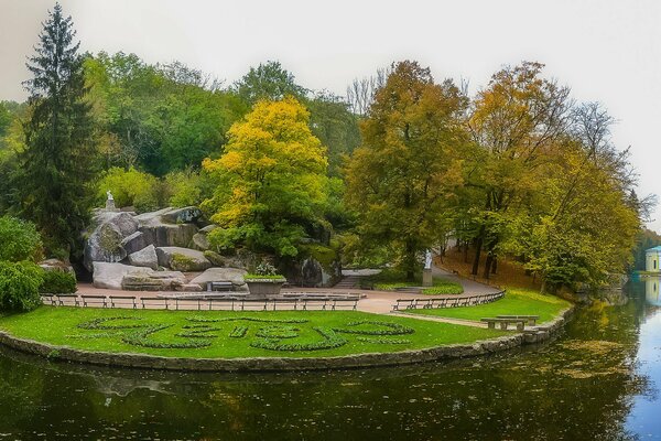 Fotos del estanque del parque sofievsky en Ucrania