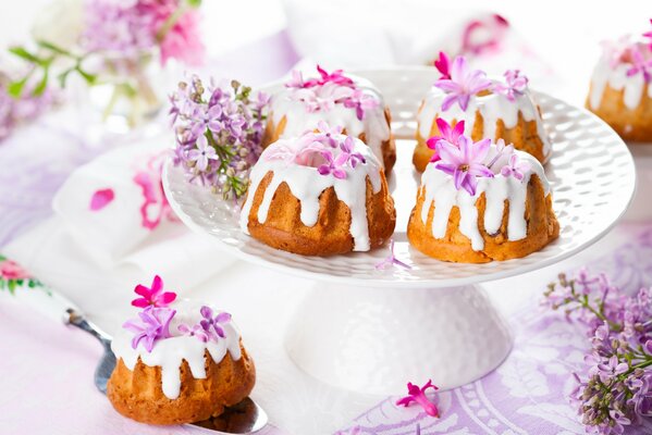 Dessert Rum Baba mit Dekor aus Frühlingsblumen