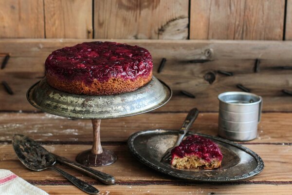 Torta di mirtilli rossi in un interno rustico