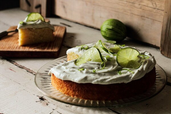 Foto de pastel con crema y decoración de rodajas de Lima