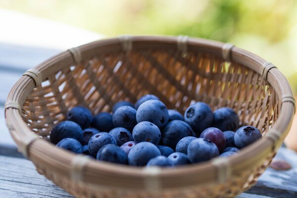 Frische Blaubeerbeeren in einem Korb auf dem Tisch