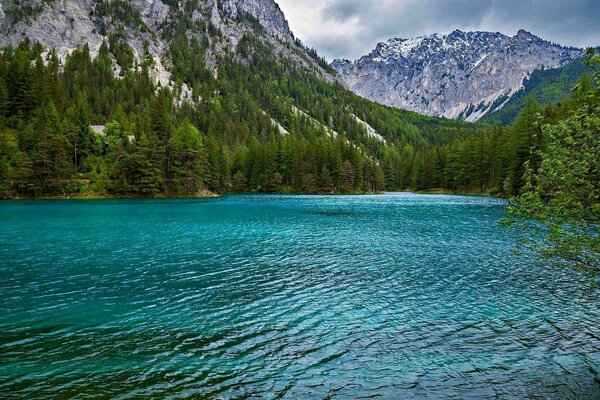 Das smaragdgrüne Wasser der Alpenseen