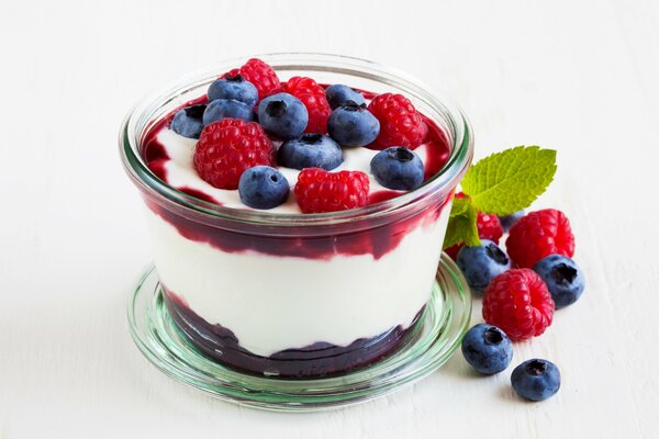 Köstliche Joghurt-Creme mit Blaubeeren und Himbeeren