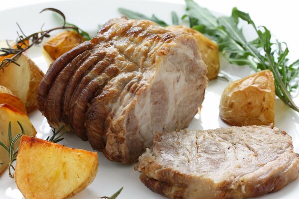 Viande cuite au four avec pommes de terre et romarin