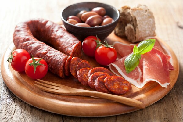 Photo de nourriture de produits carnés. Saucisse, jambon et tomates