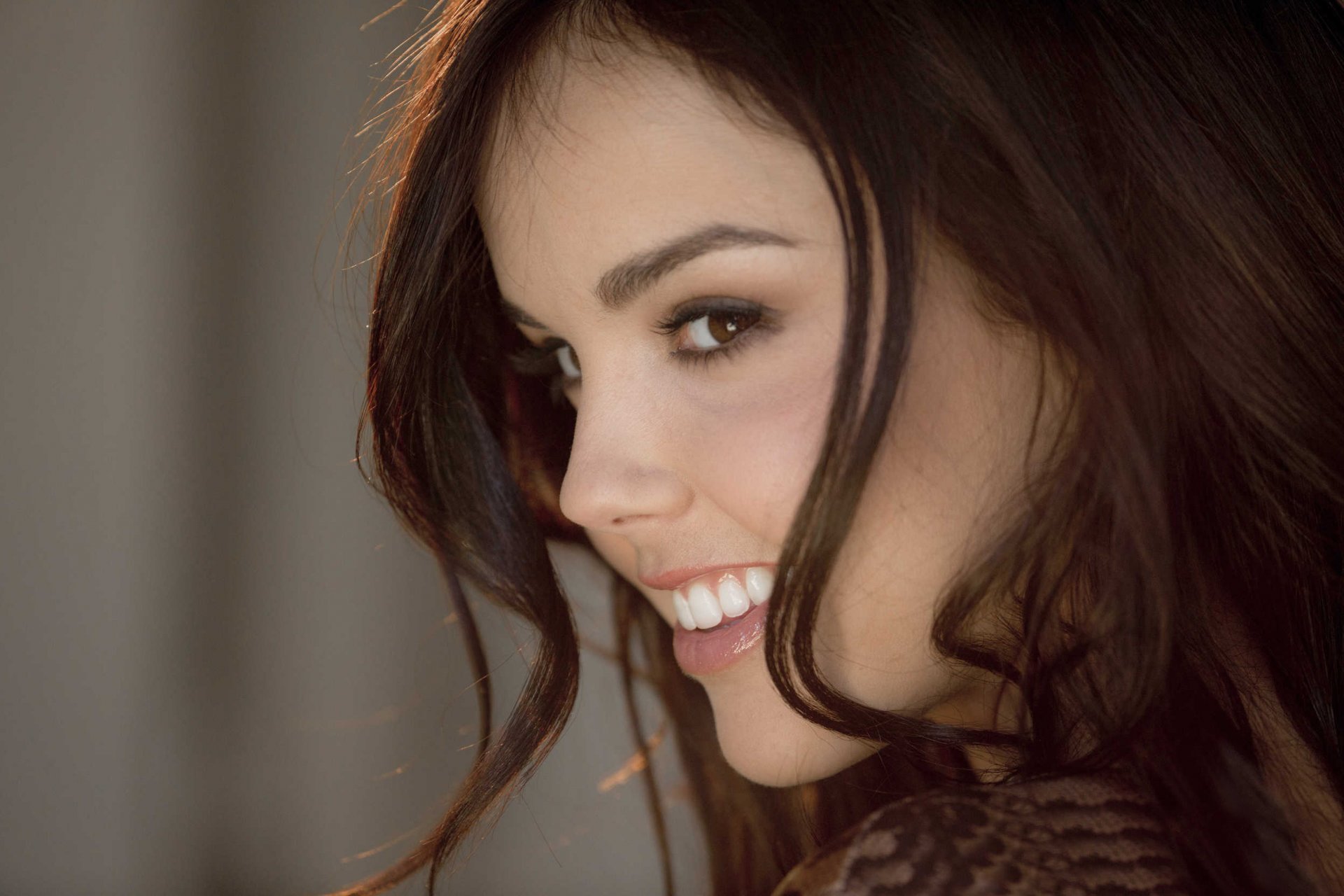 dillion harper fille modèle visage regard cheveux dents yeux