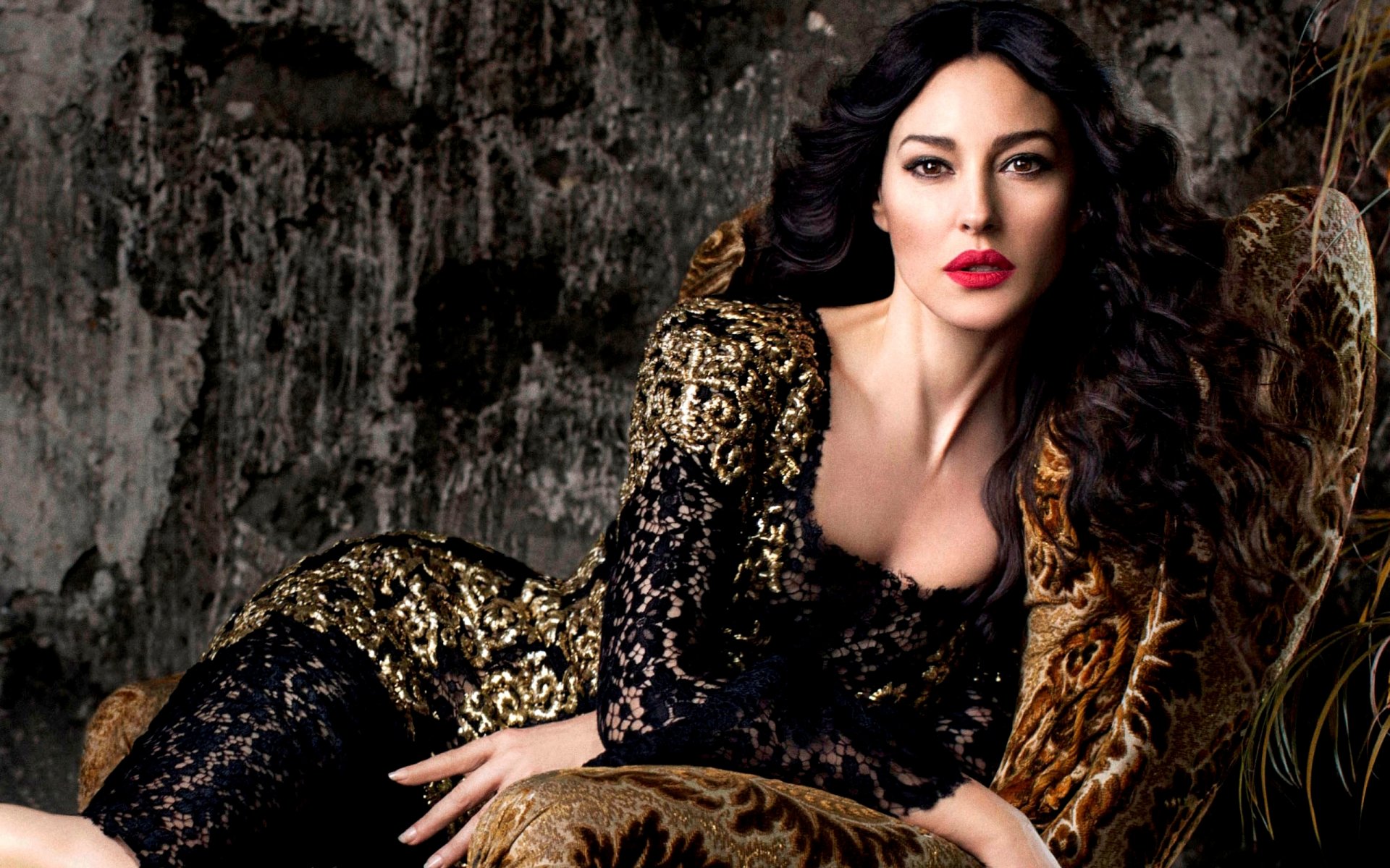 monica bellucci morena actriz modelo rizos cara maquillaje figura vestido negro silla