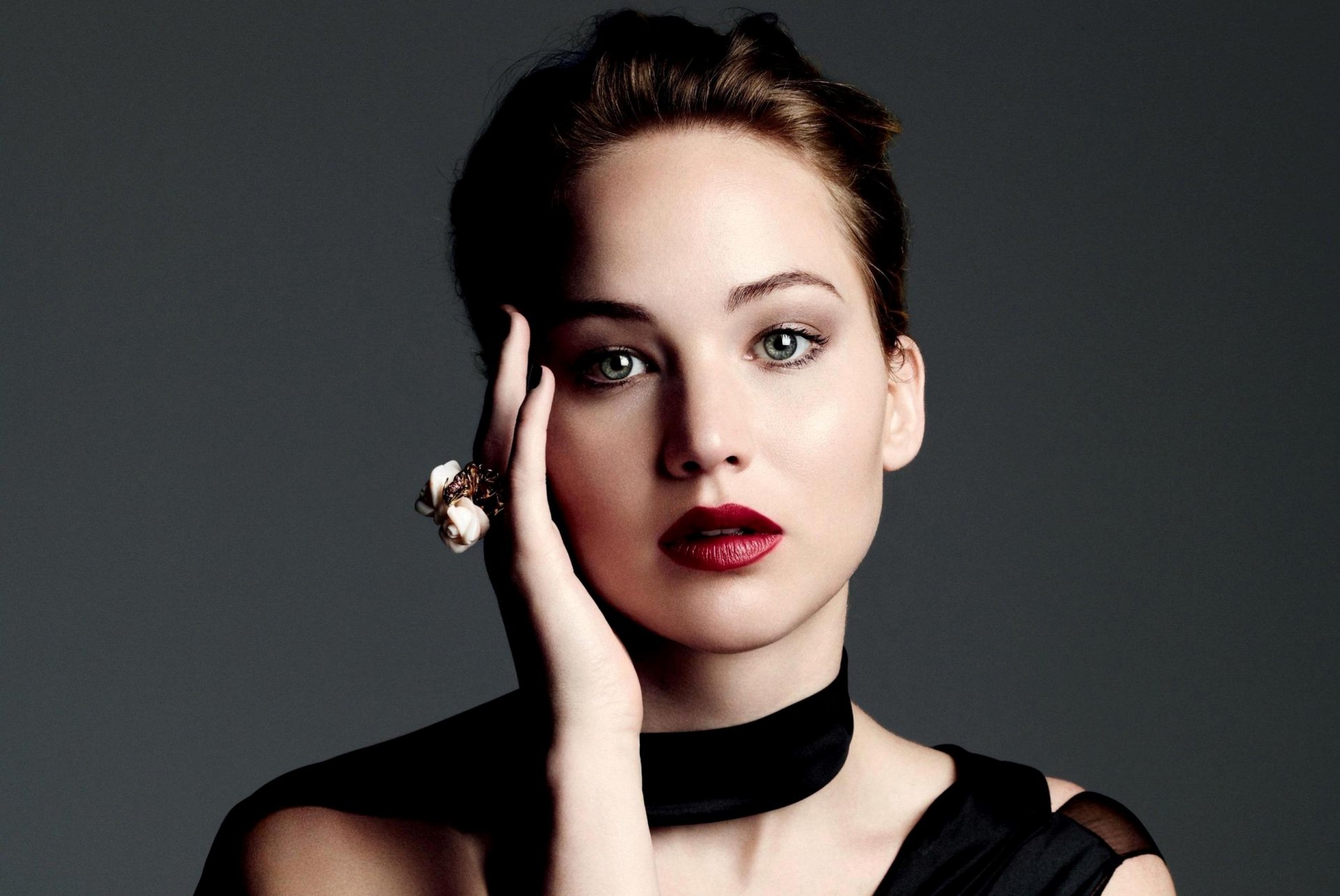 jennifer lawrence actriz chica cara retrato maquillaje mano anillo gris fondo