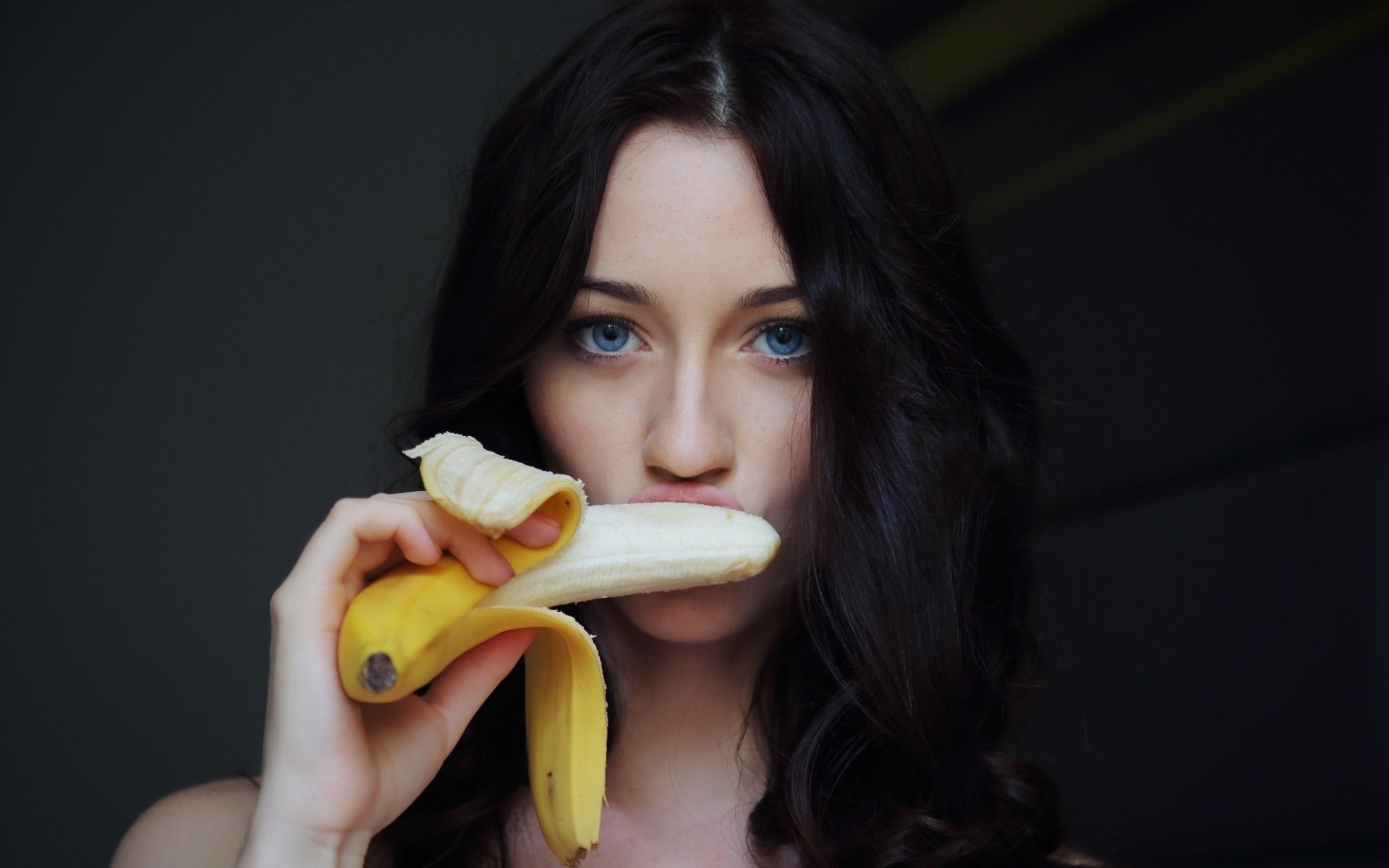 ragazza bruna faccia banana vista