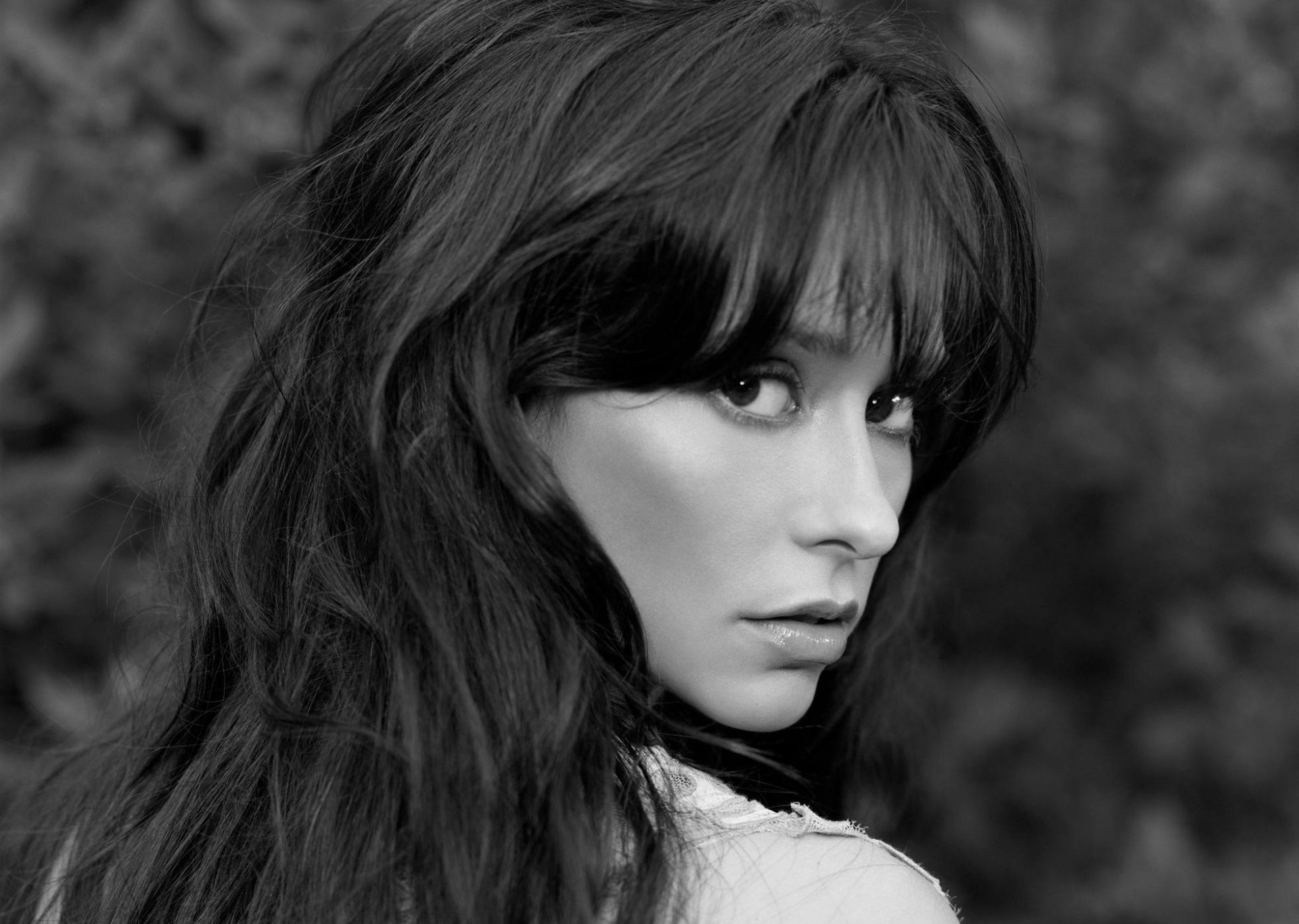 jennifer love hewitt chica actriz espalda mirada cabello flequillo blanco y negro