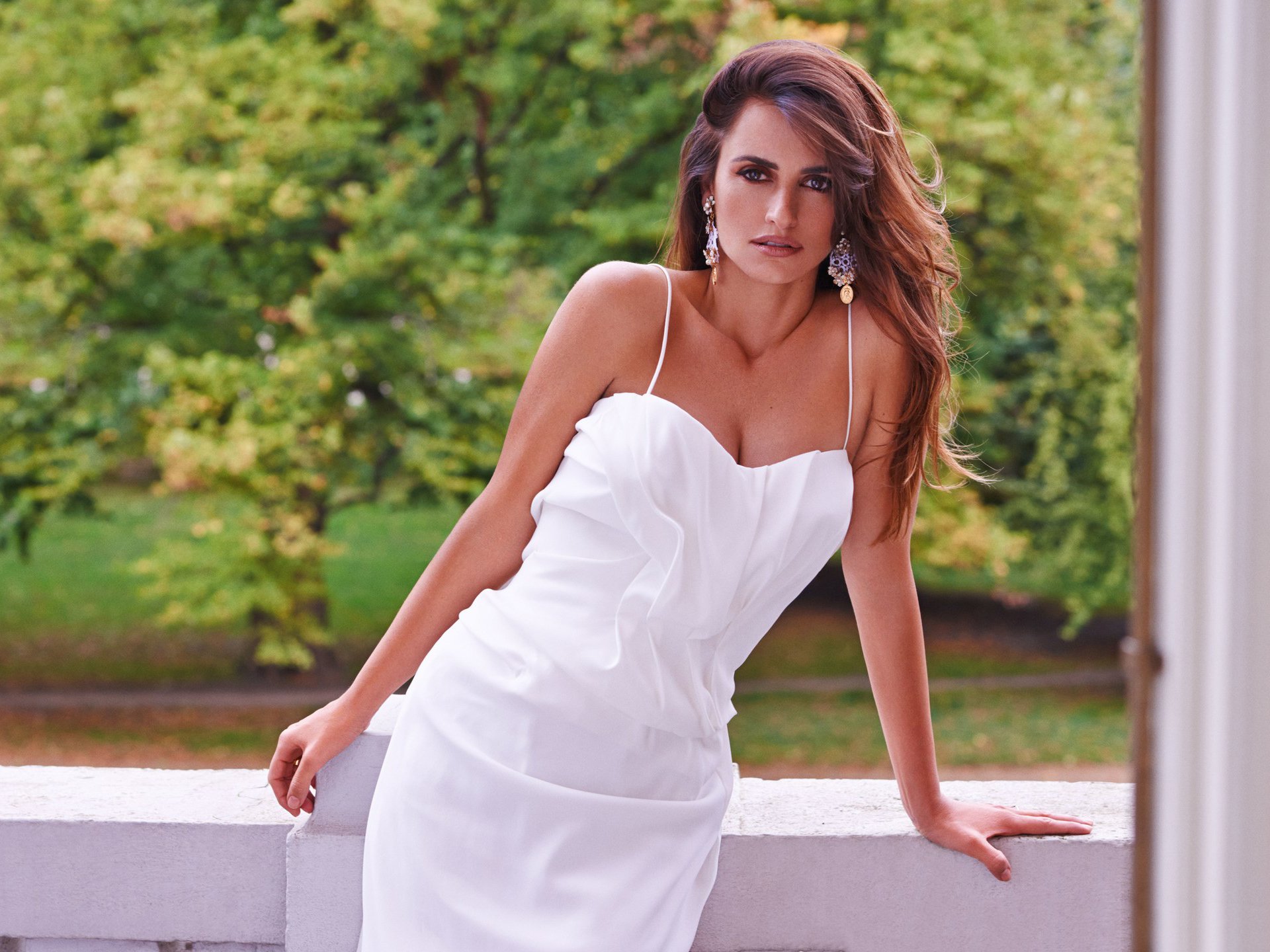 penelope cruz balcone vestito bianco estate attrice bellezza