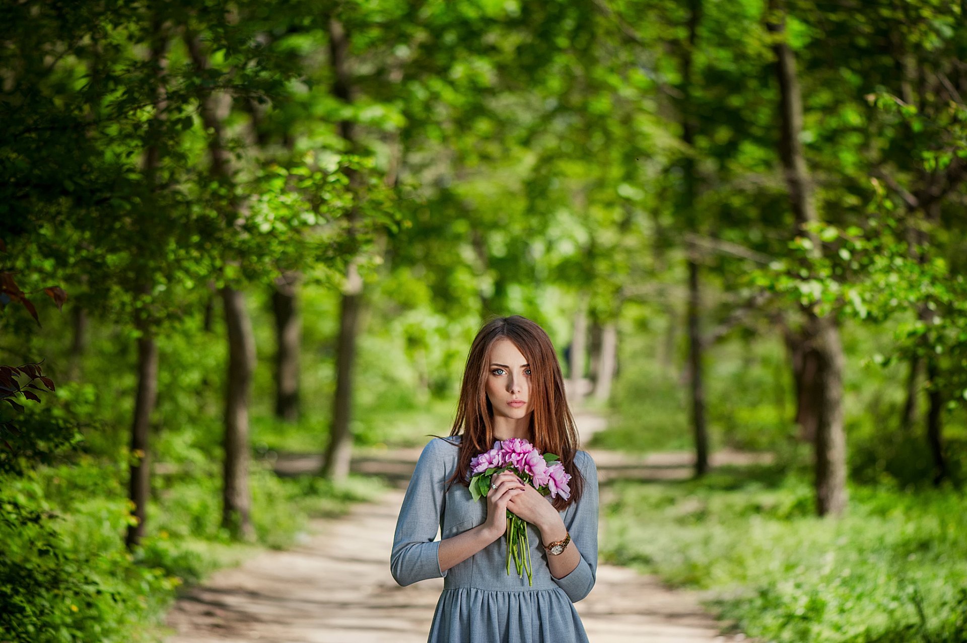 nadia tristesse solitude bouquet robe ruelle