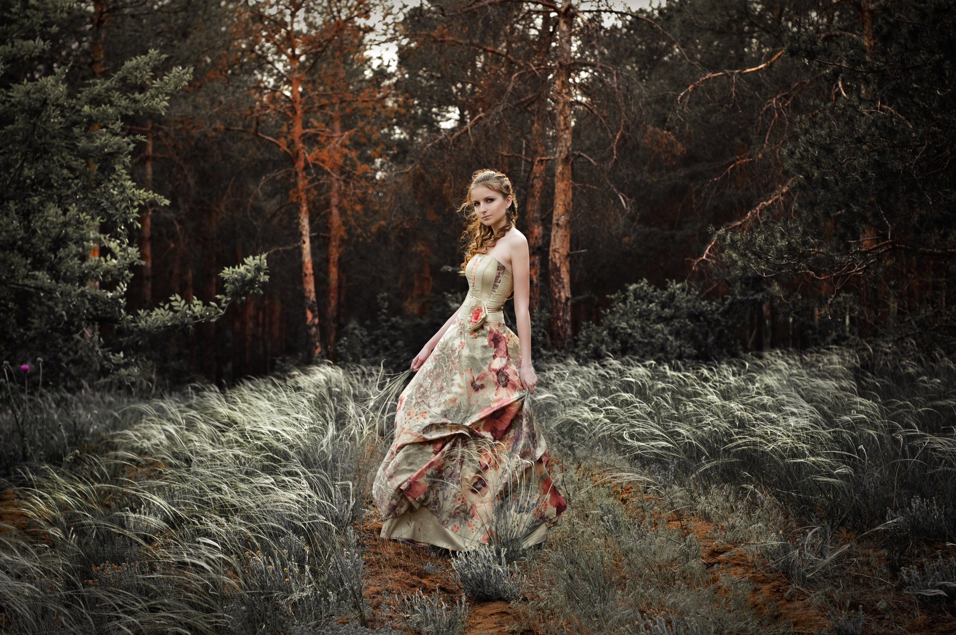 ragazza sguardo vestito acconciatura natura erba foresta alberi vento