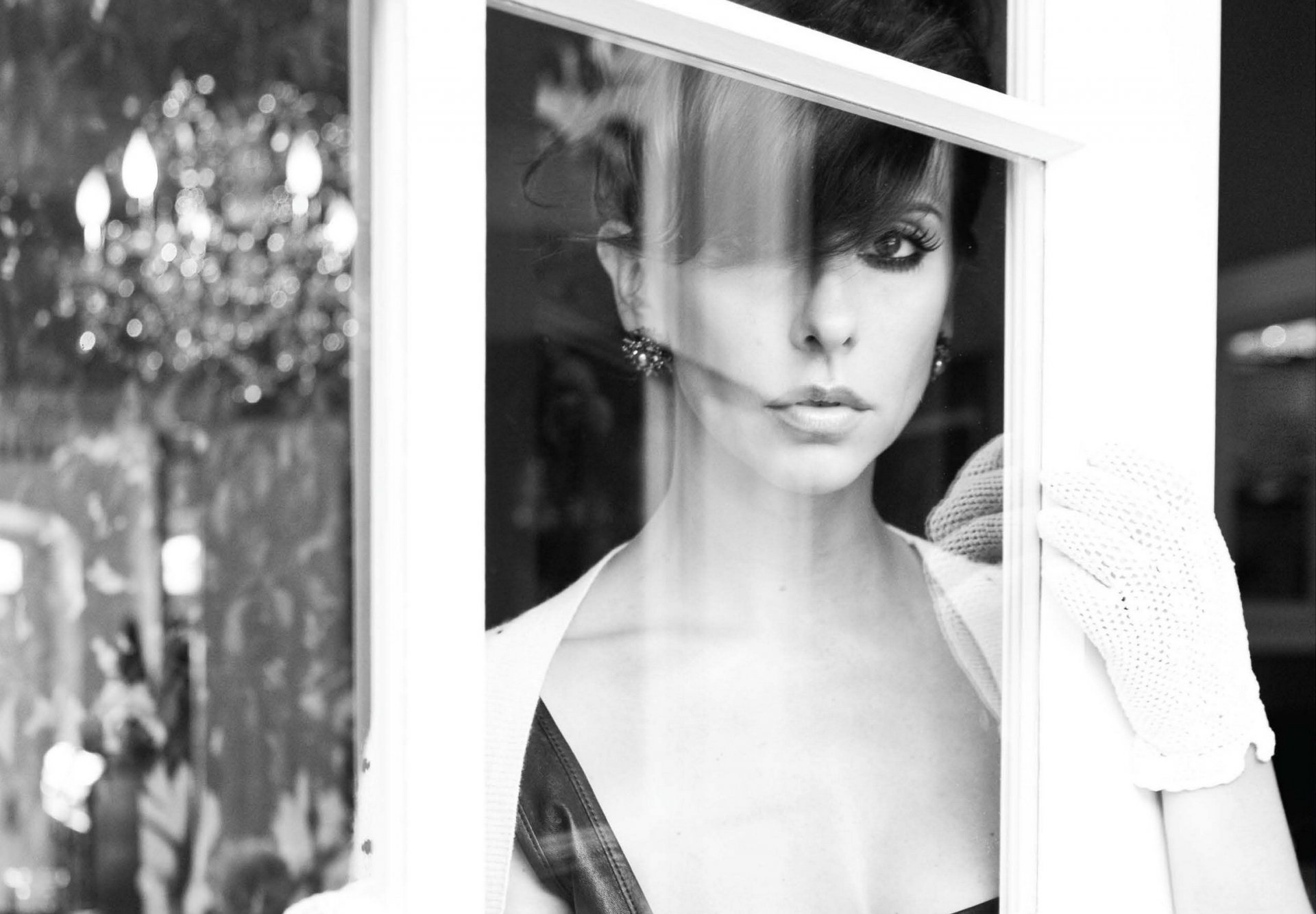 jennifer love hewitt actress black and white view hair style hands gloves window reflection