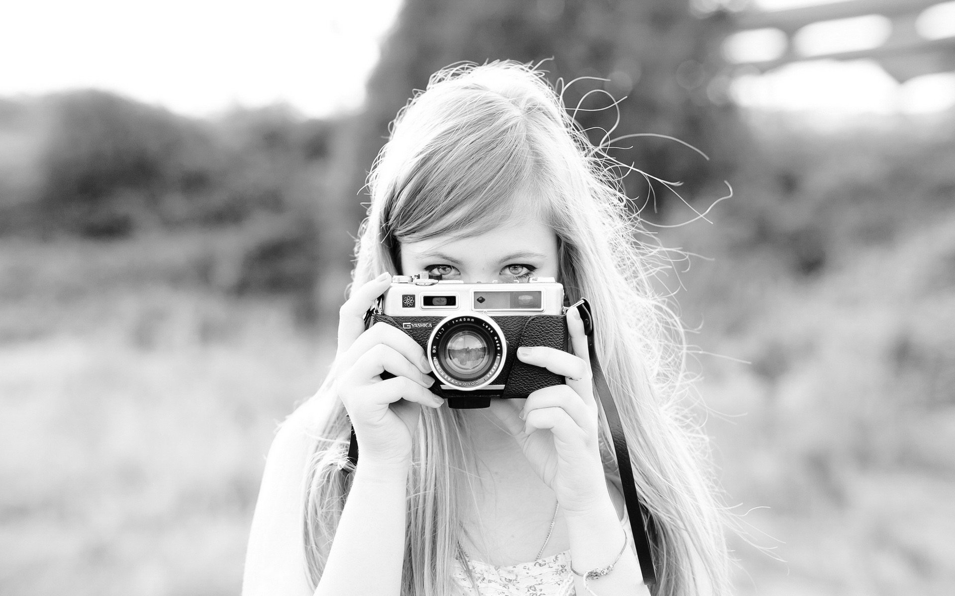 ragazza bionda macchina fotografica vista natura