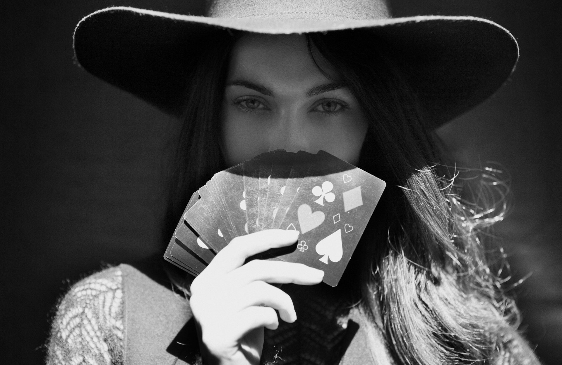 megan fox carte chapeau noir et blanc