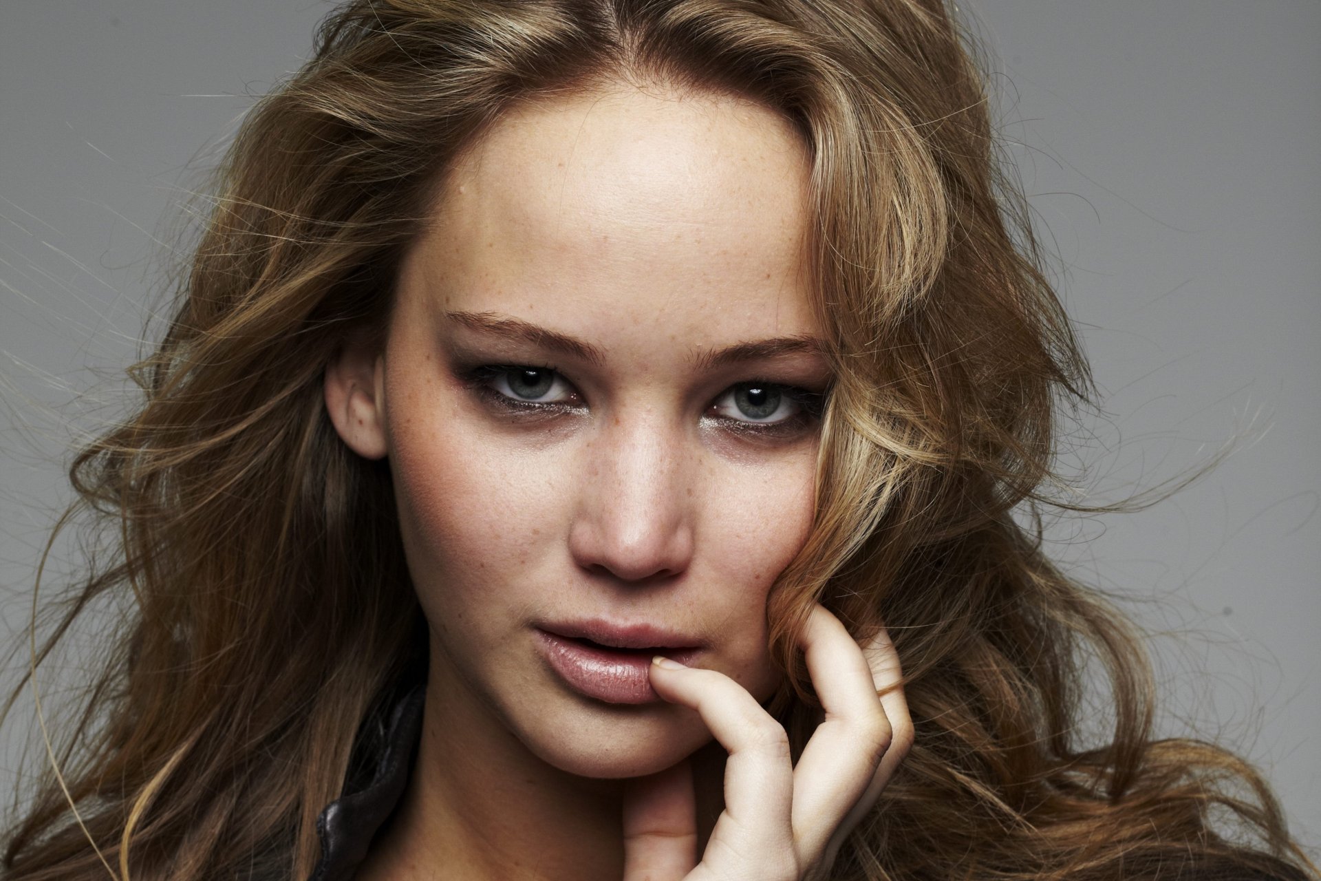 jennifer lawrence chica belleza actriz cara mirada labios pelo chaqueta fondo