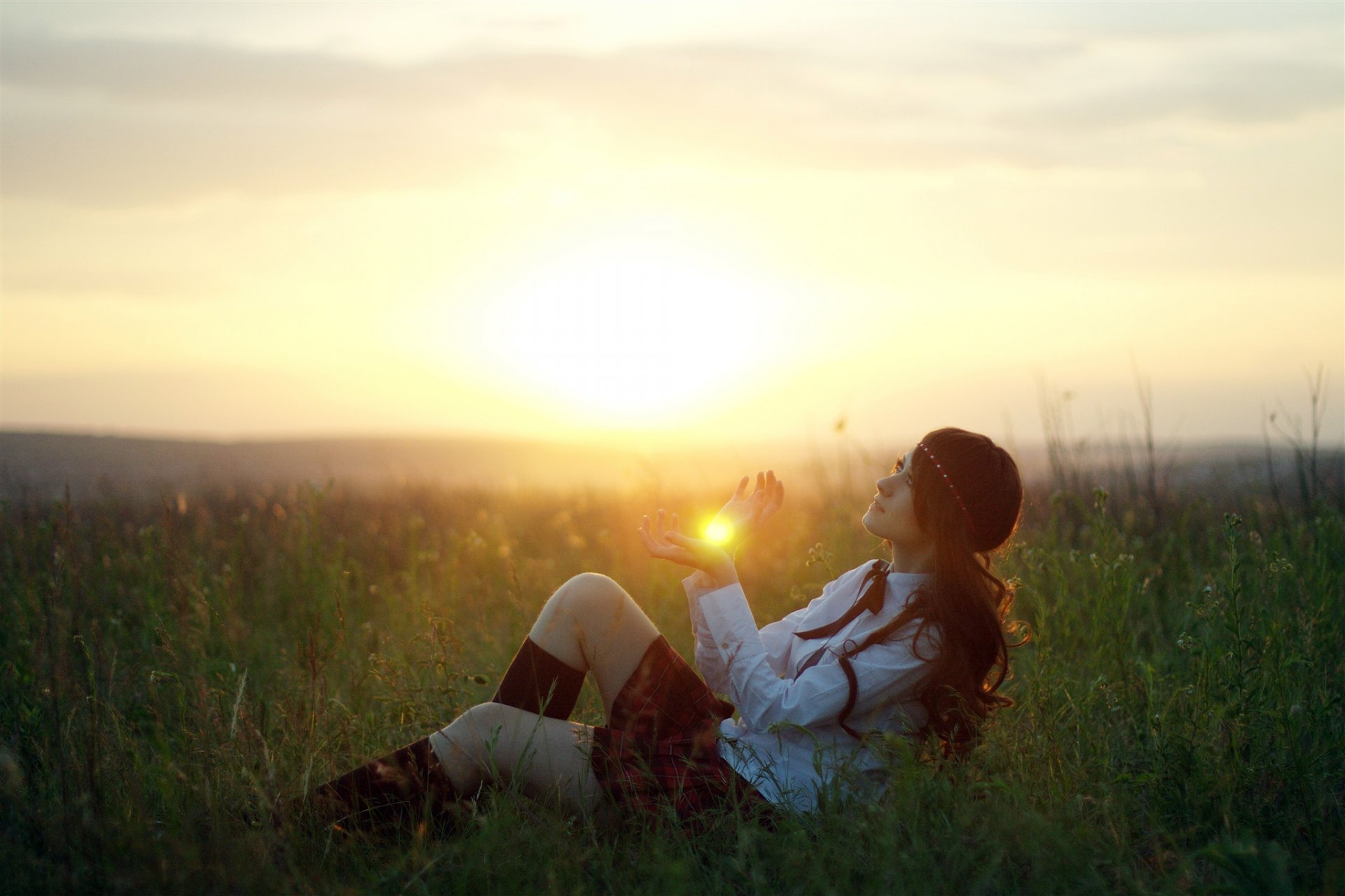 pelo castaño campo hierba verde sol amanecer atardecer rayo luz falda camisa