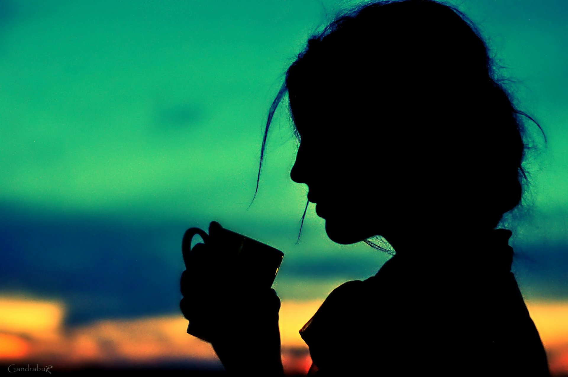 fille profil cheveux recueillis silhouette tasse poignée main ciel