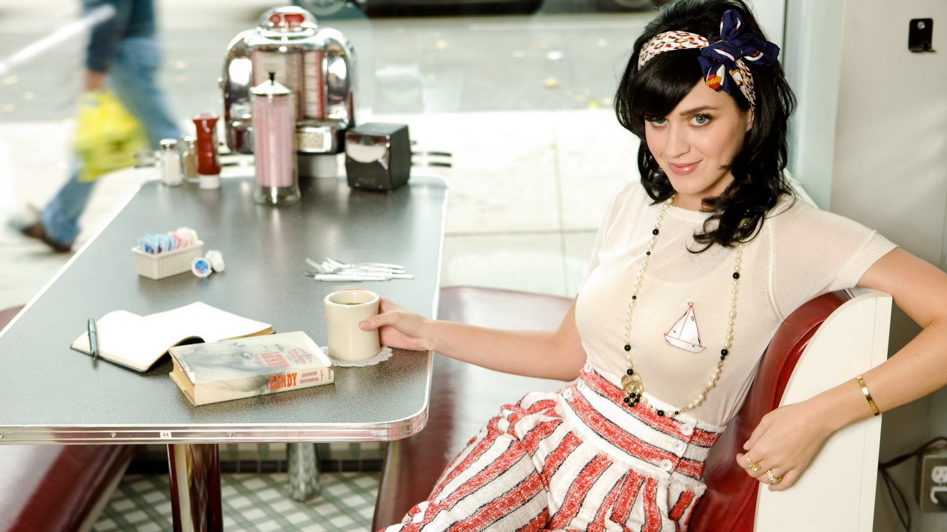 katy perry cantante forma sguardo sorriso caffè tavolo