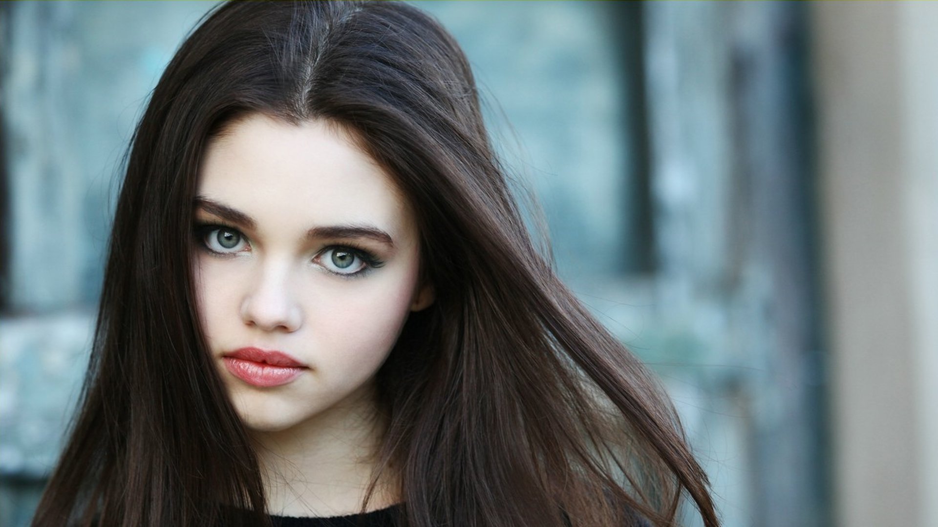 india eisley ragazza vista dai capelli neri occhi grigi