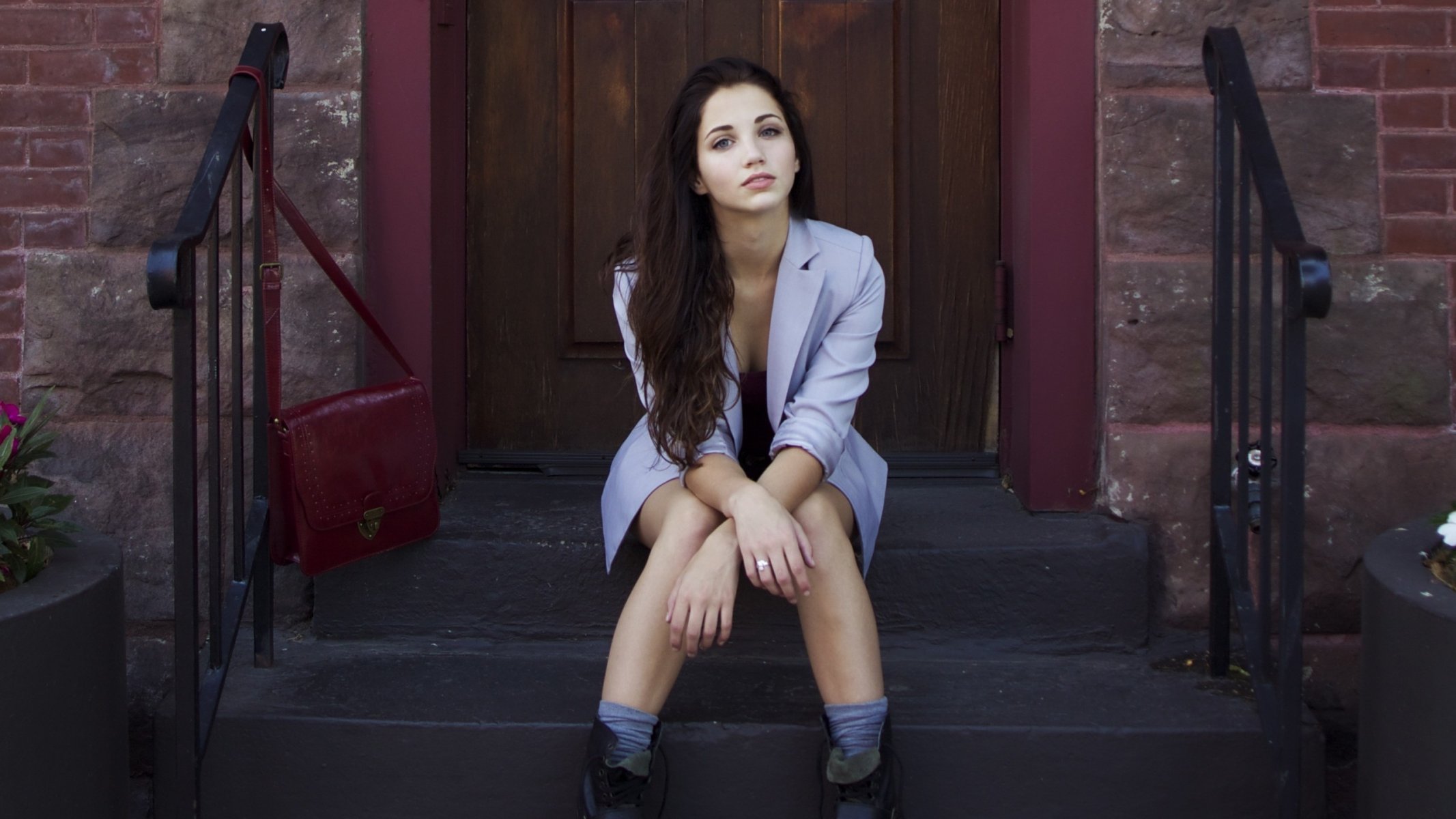 emily rudd mädchen sitzen schritt stiefel haare