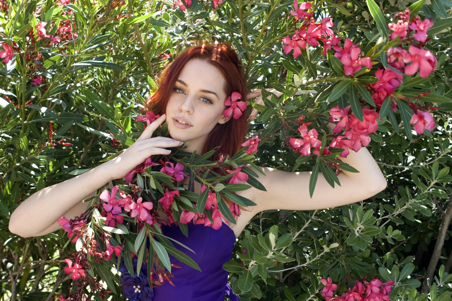 mädchen gesicht blick hand rotes haar blumen kleid