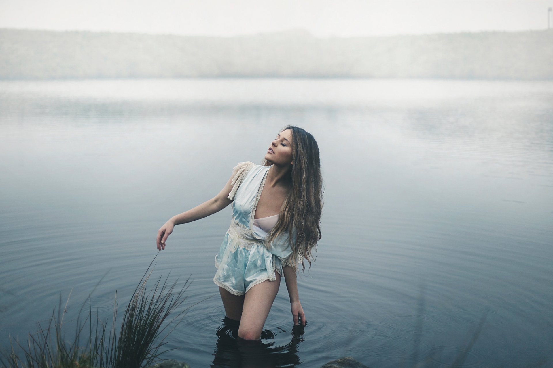 matin fille dans l eau