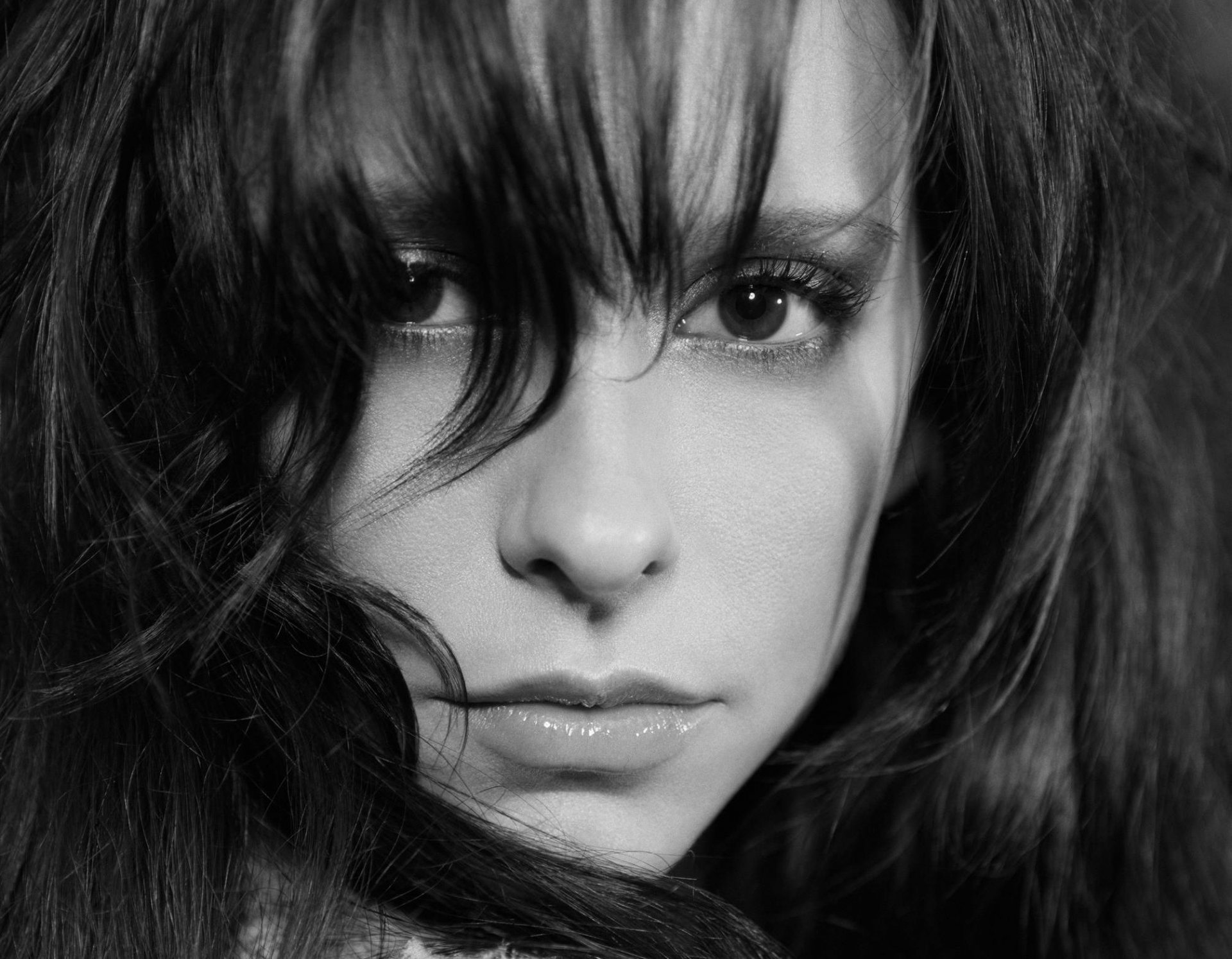 jennifer love hewitt girl actress black and white face view bang hair lips eyes beauty