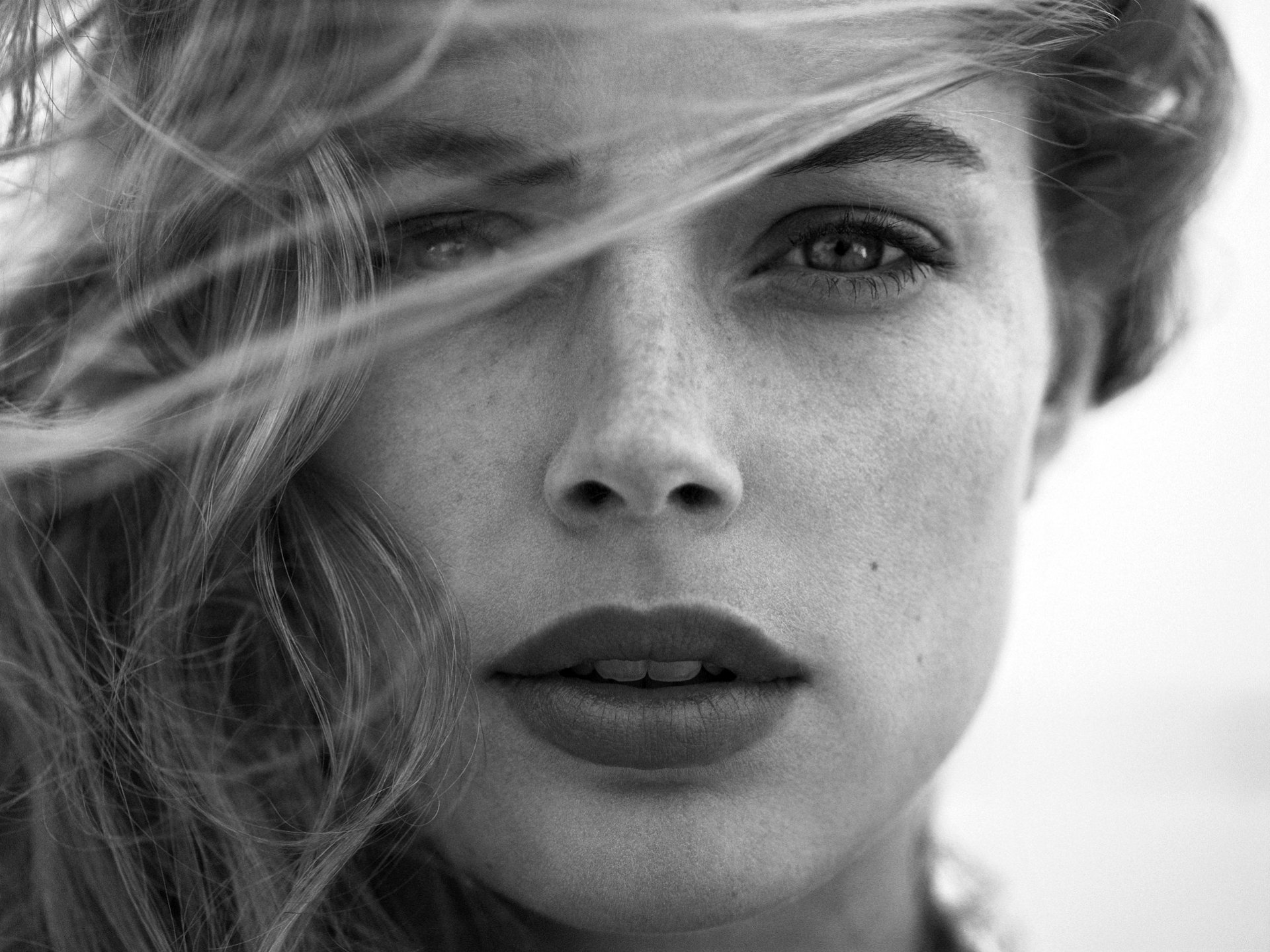 doutzen creuse modelo chica victoria secret angel cara retrato cabello mirada labios blanco y negro