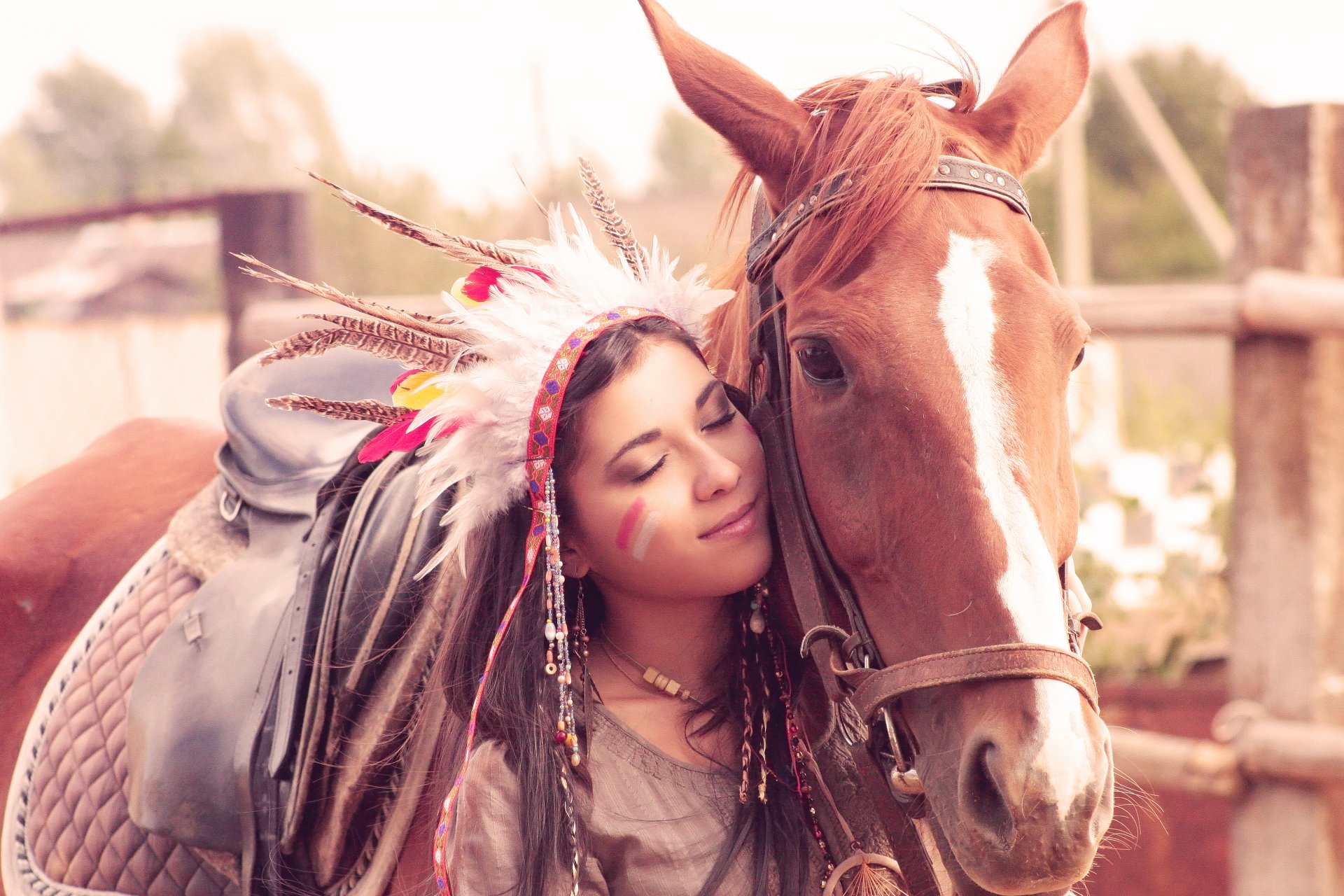 fille brune sourire cheval plumes clôture