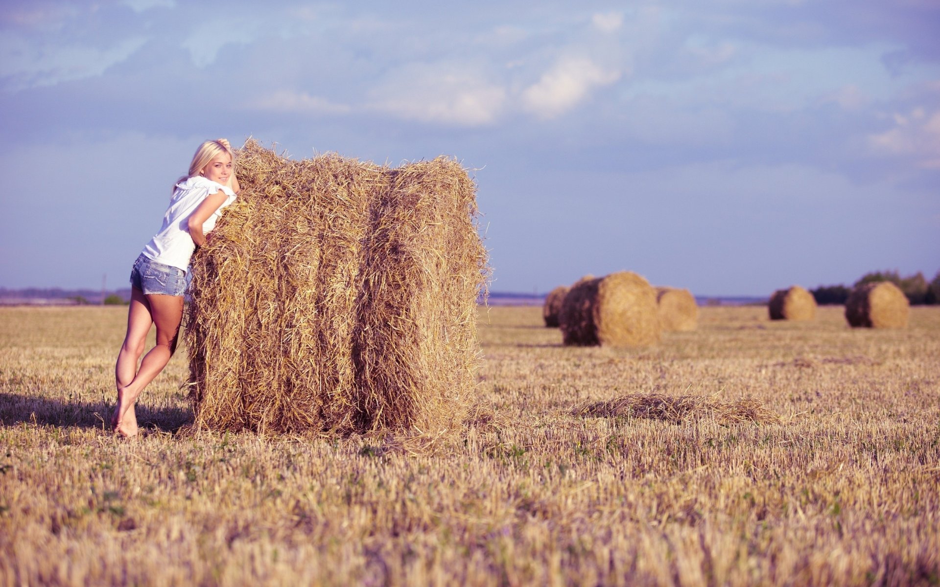 girl blonde nozhki.poza view the field hay